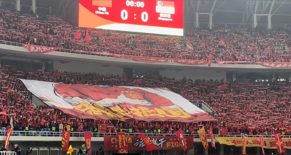 现场观战，球迷热血沸腾助威