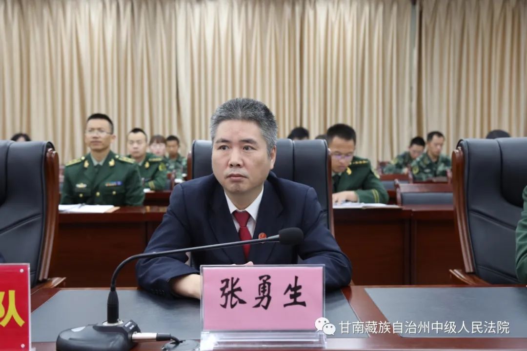 爱体育-球队携手合作取得胜利，扬眉吐气