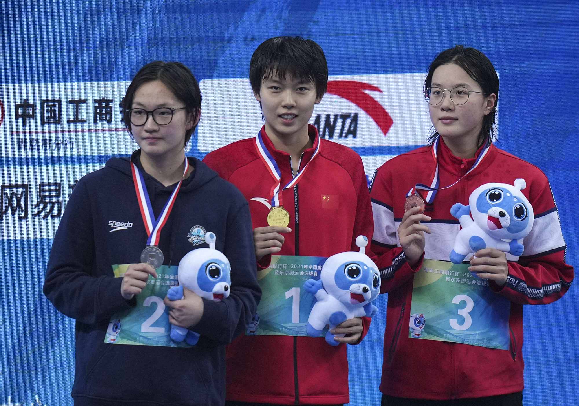 罗马尼亚代表冲破重围，登上领奖台