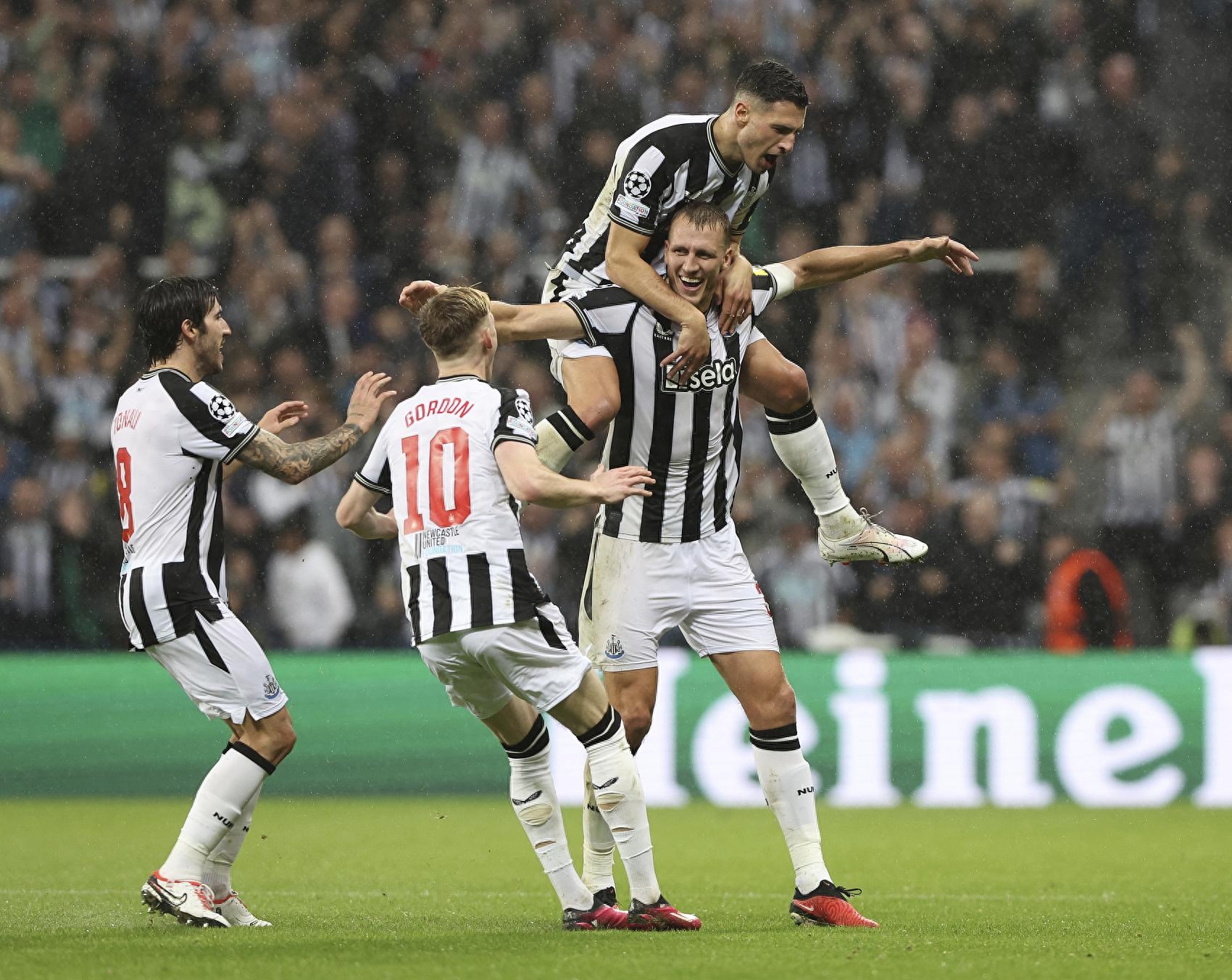 足球俱乐部胜利庆祝，成全球焦点