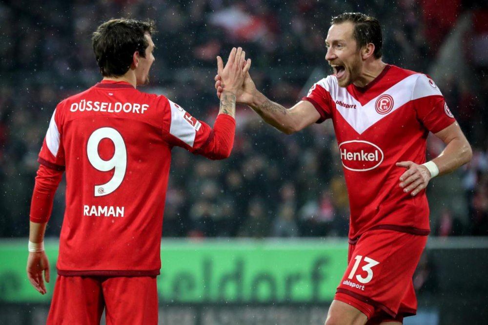 沙尔克04遭遇惨败,降级形势愈发严峻 沙尔克04遭遇惨败,降级形势愈发严峻