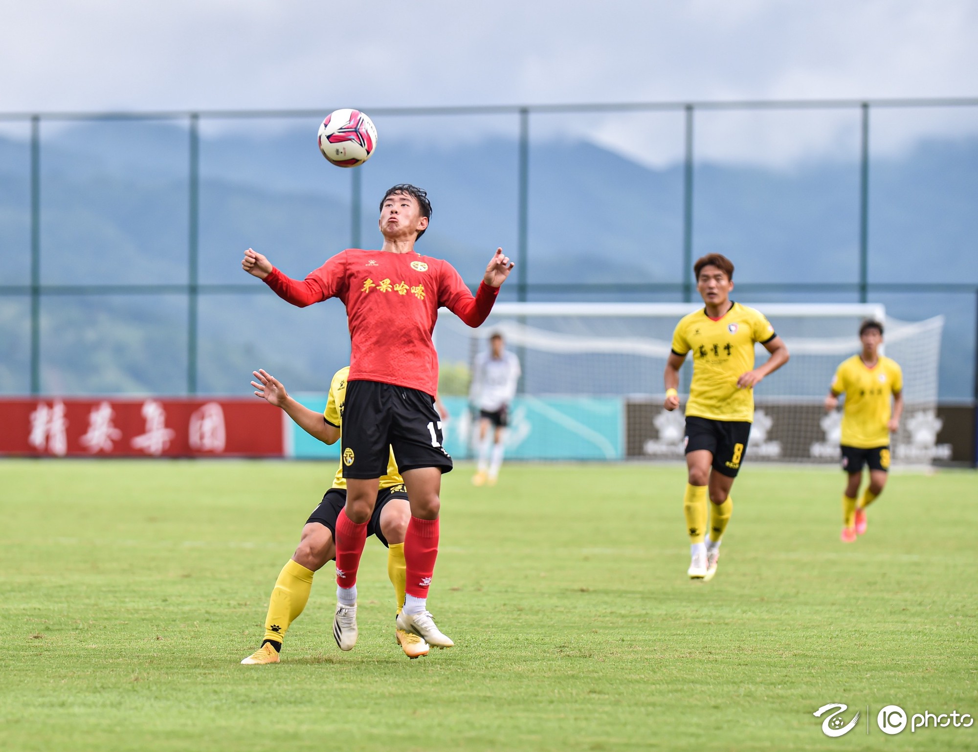后场球员跳出脱手三分球远射得手 后场球员跳出脱手三分球远射得手