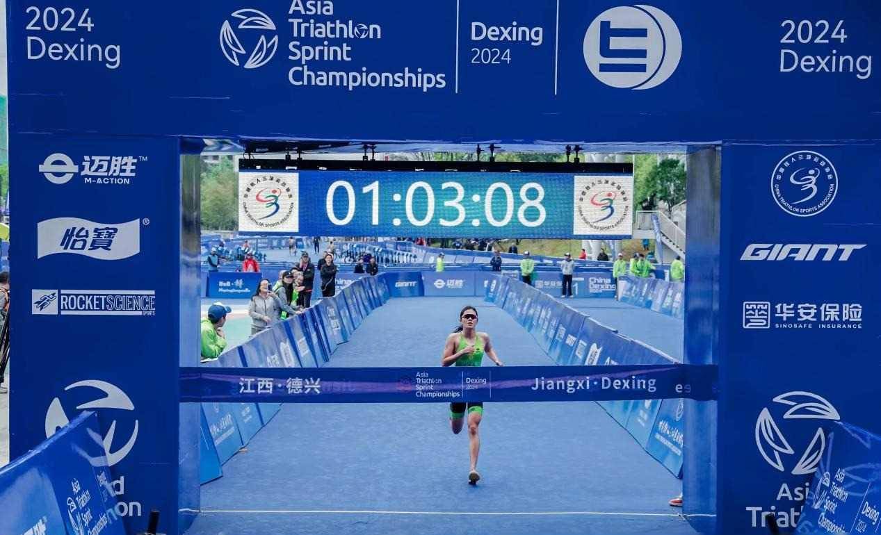 爱体育官网-铁人三项比赛女子决赛，美国选手顽强奋斗夺冠！