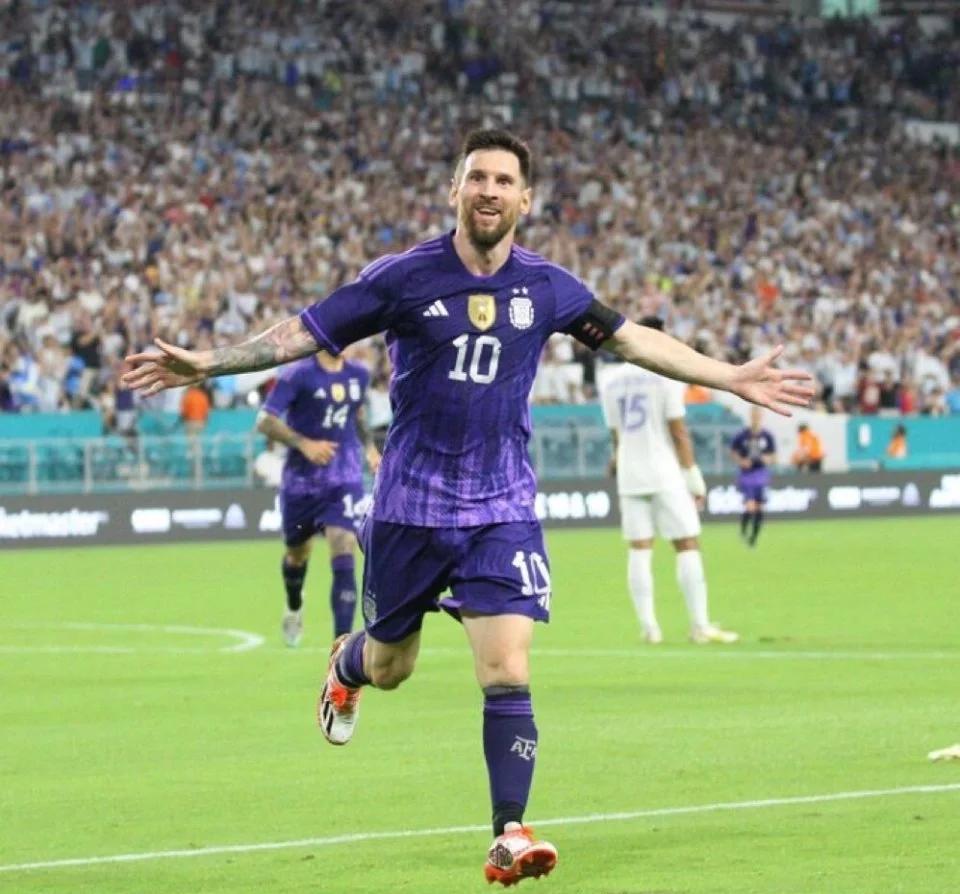 阿根廷男子网球运动员纵横赛场，尽展风采