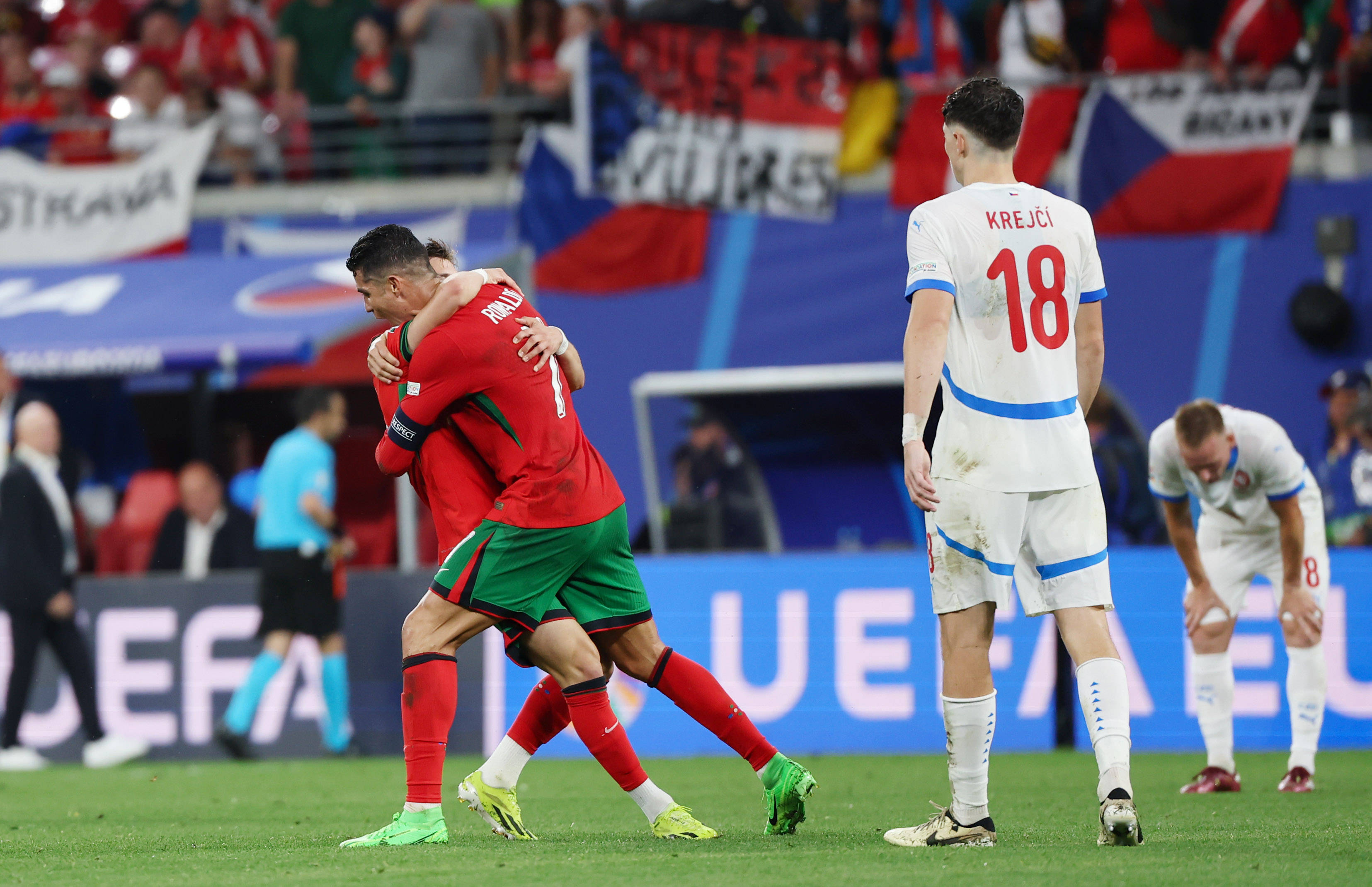 全世界球迷瞩目！荷兰队对决捷克队