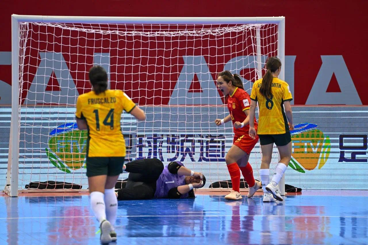 爱体育官方网站-妇女足球顶尖比赛引热议