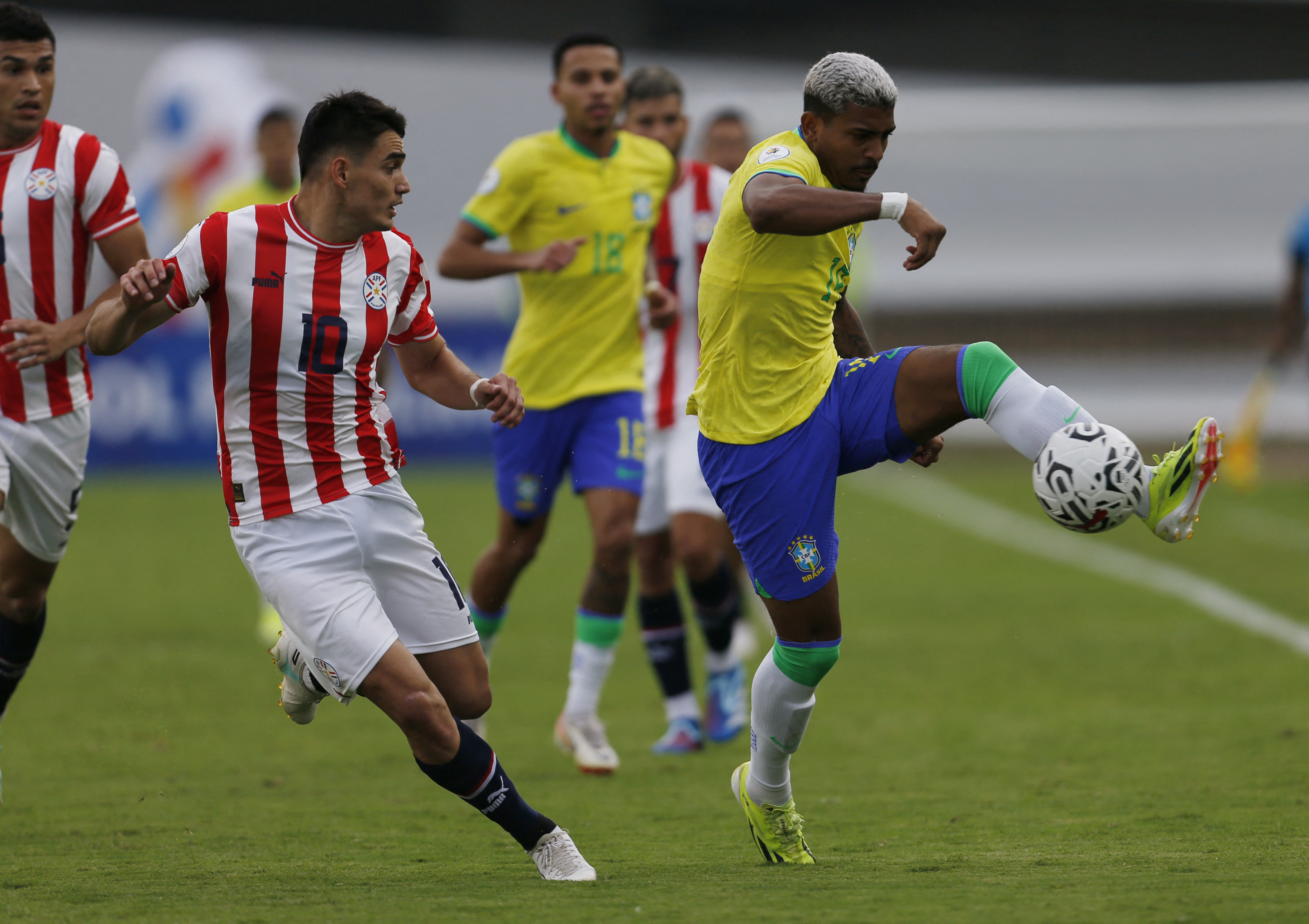 爱体育-顶级足球职业联赛竞争激烈，球风飙人