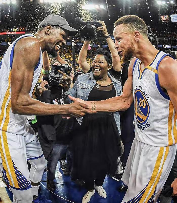 激烈角逐!球员拼尽全力争取三分 激烈角逐!球员拼尽全力争取三分