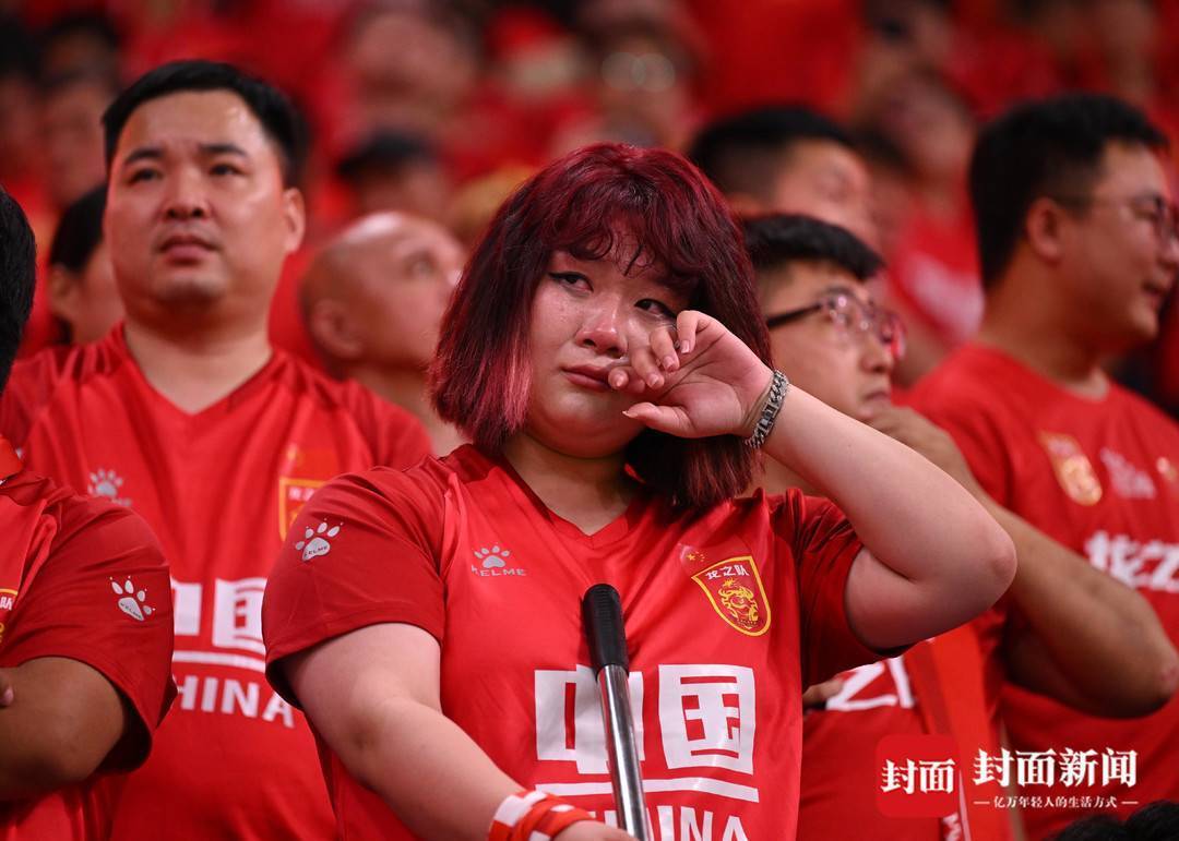 爱体育-逆转胜利让球迷兴奋不已，势不可挡