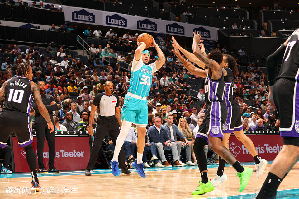 太阳客场大胜黄蜂，布克三分球连连命中