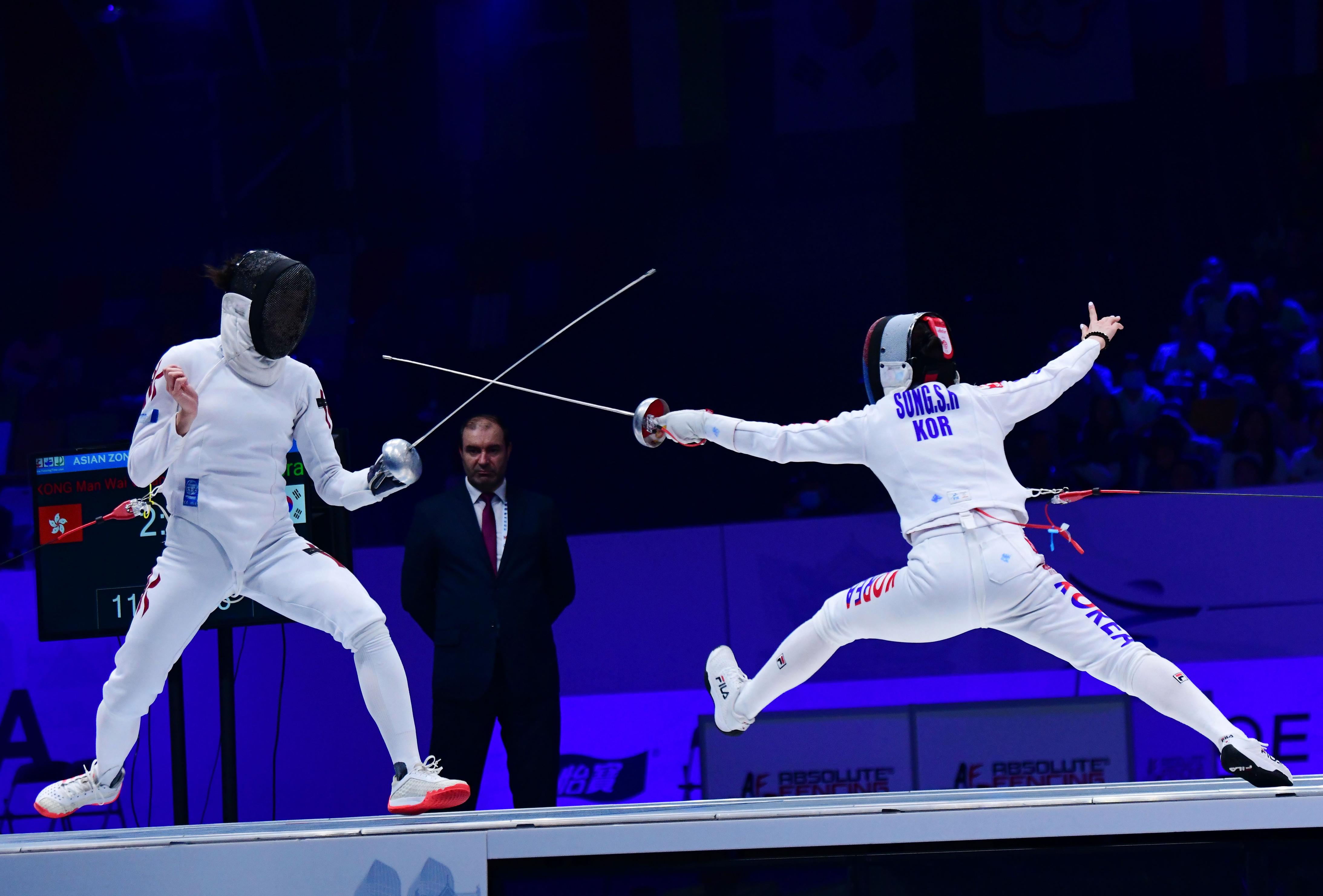 韩国击剑运动员在比赛中表现抢眼