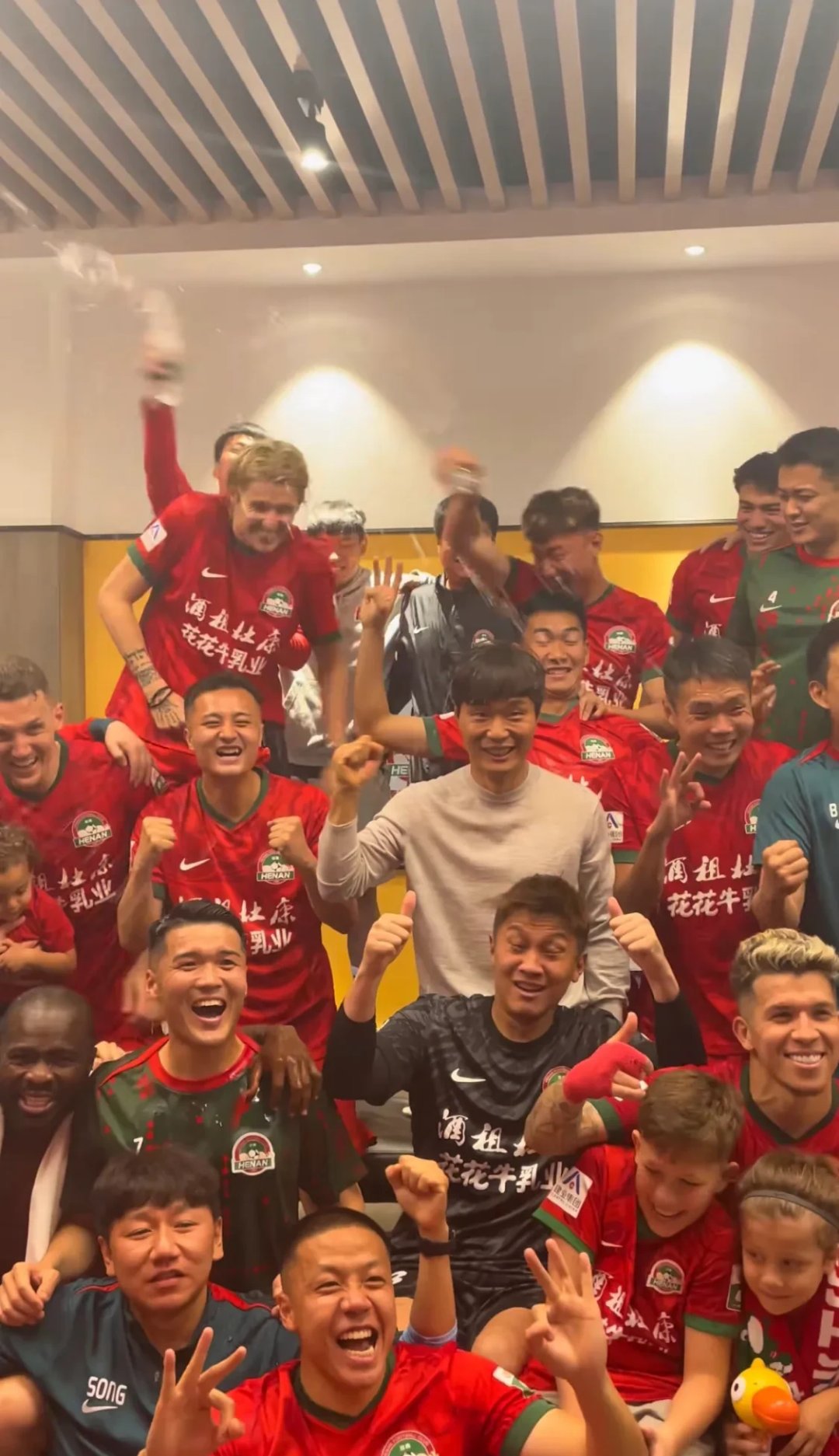 河南男篮在主场战胜深圳队，迎来胜利