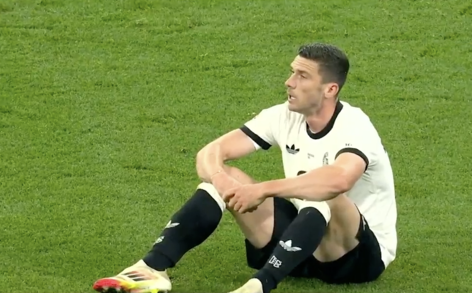 欧国联比赛一名前锋传球助攻登科打入制胜球