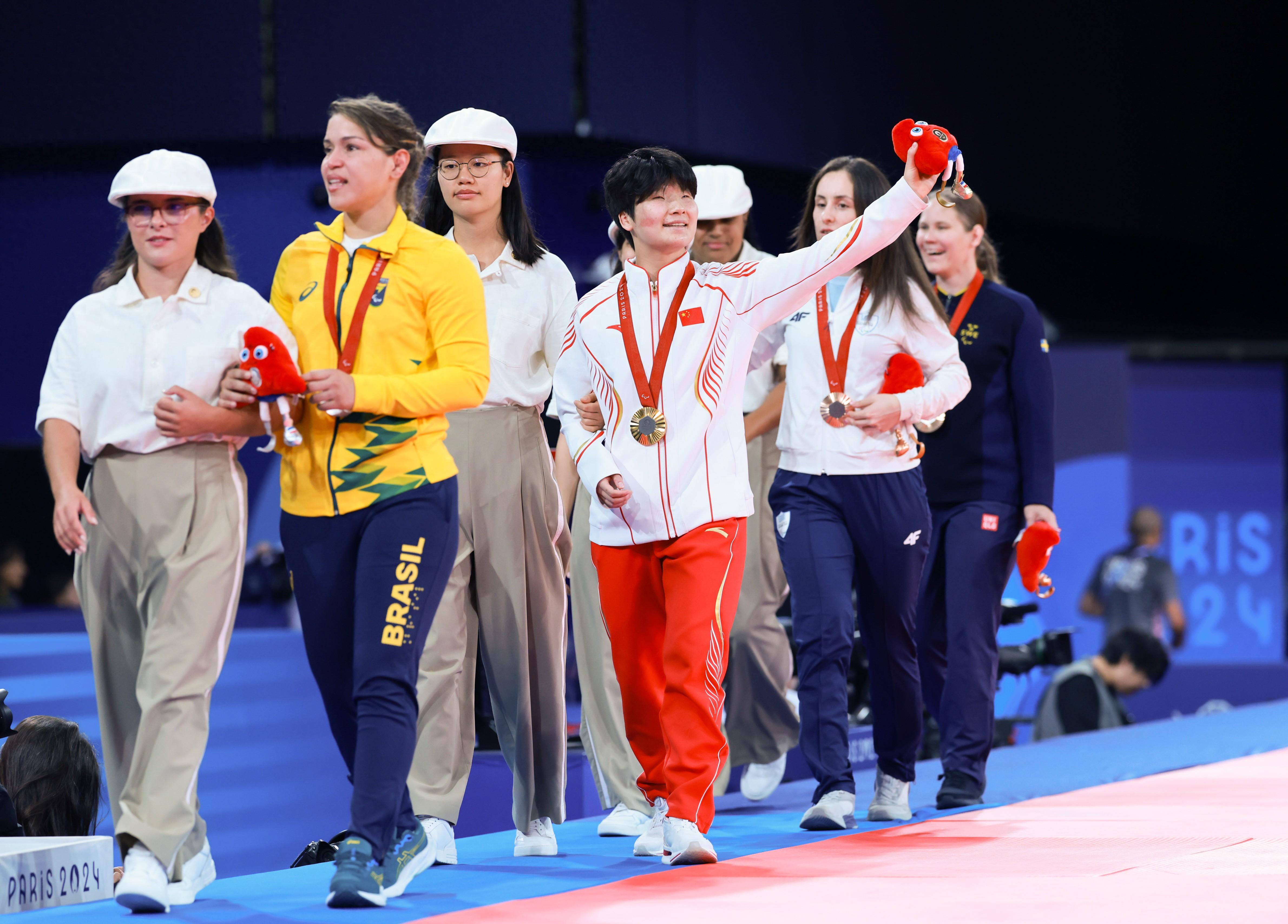 日本女子柔道运动员力克对手获金牌 日本女子柔道运动员力克对手获金牌