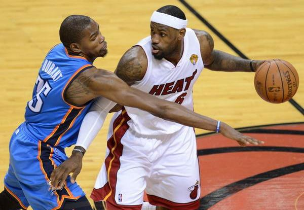 爱体育官网-精彩大战！球员智慧运球助球队胜出