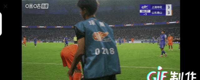 裁判临场抉择引发争议，球迷热议不休