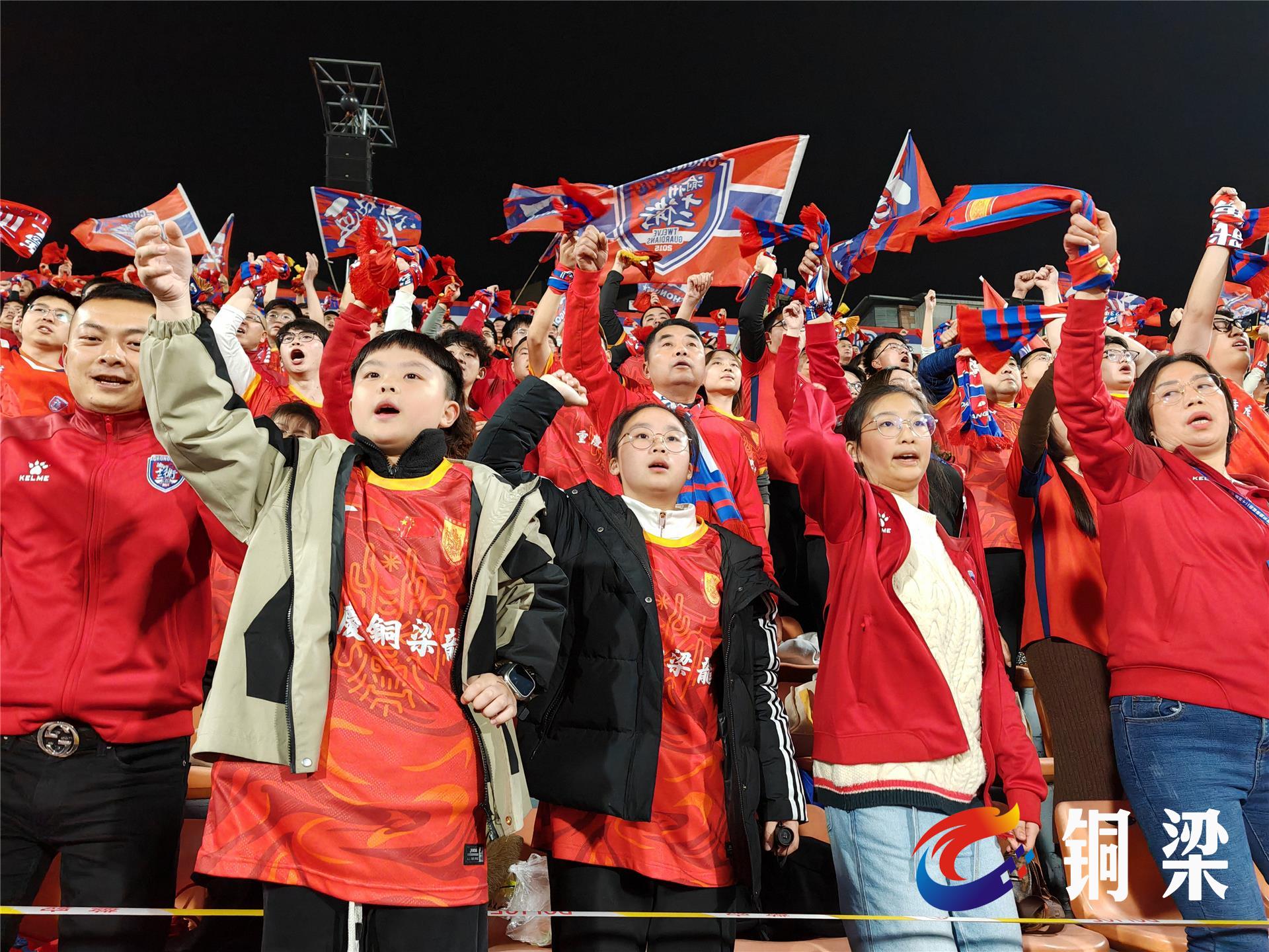 极具看点的比赛,球迷热情高涨 极具看点的比赛,球迷热情高涨