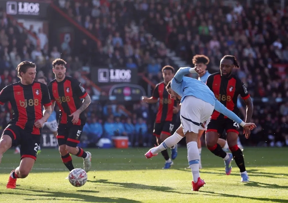 爱体育官方网站-曼城客场完胜AC米兰，斯特林梅开二度费尔南迪尼奥建功