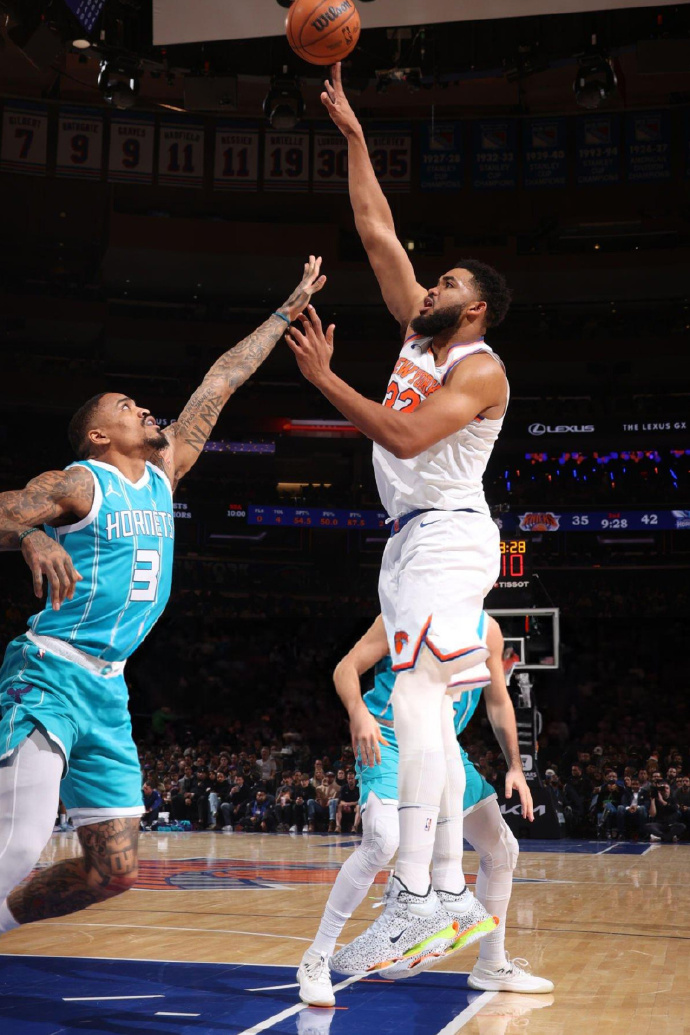 热火战胜尼克斯，安东尼得到20分