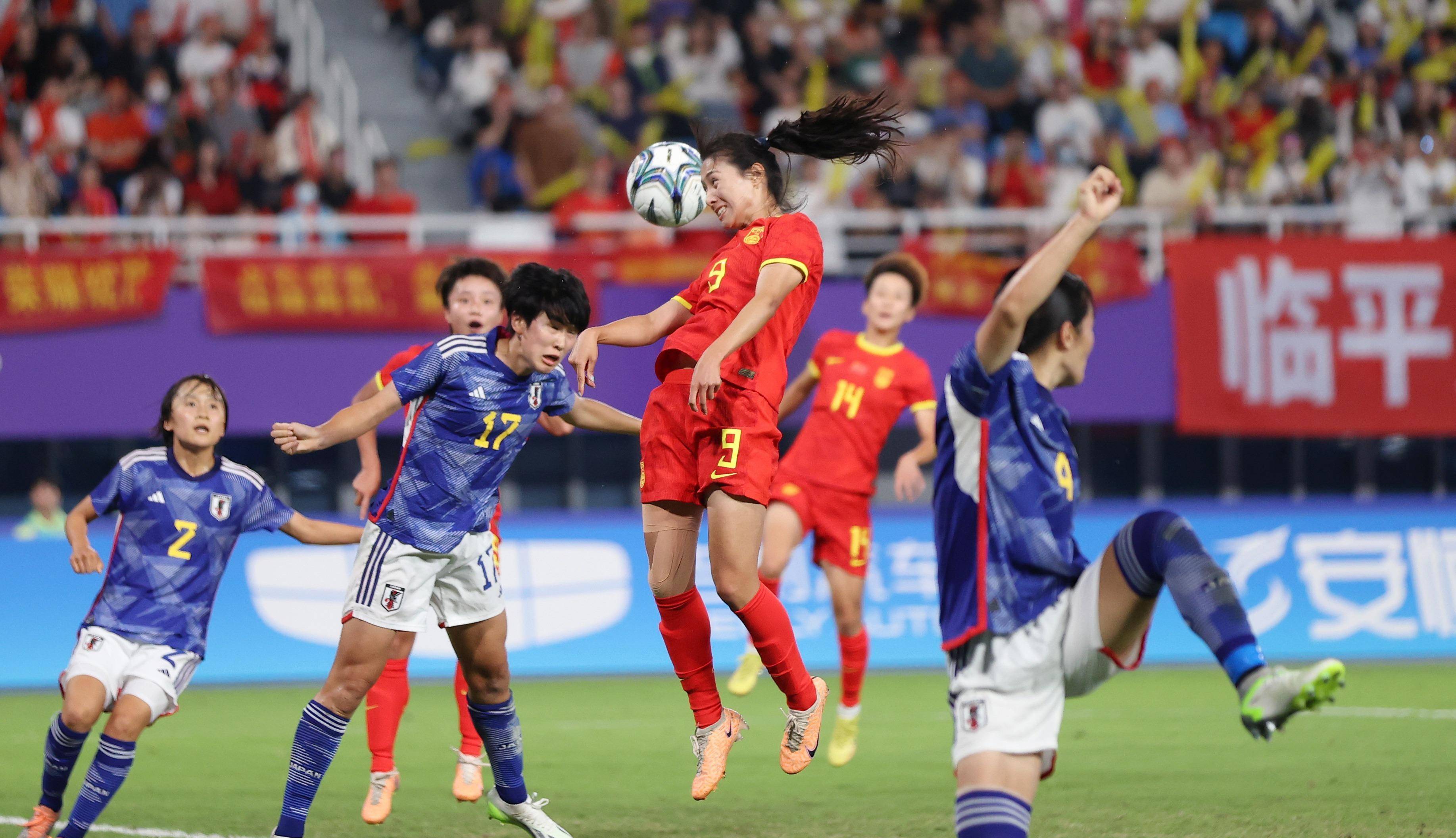 爱体育-国内足球比赛：女队员们奋勇拼搏