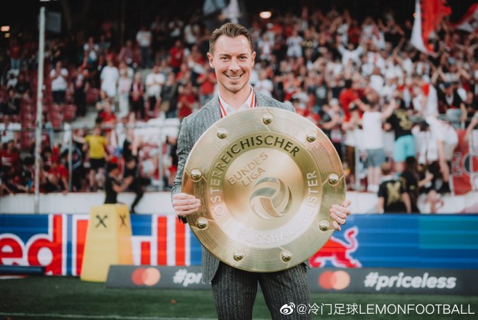 奥地利选手喜获奖杯，夺得射箭比赛大门票