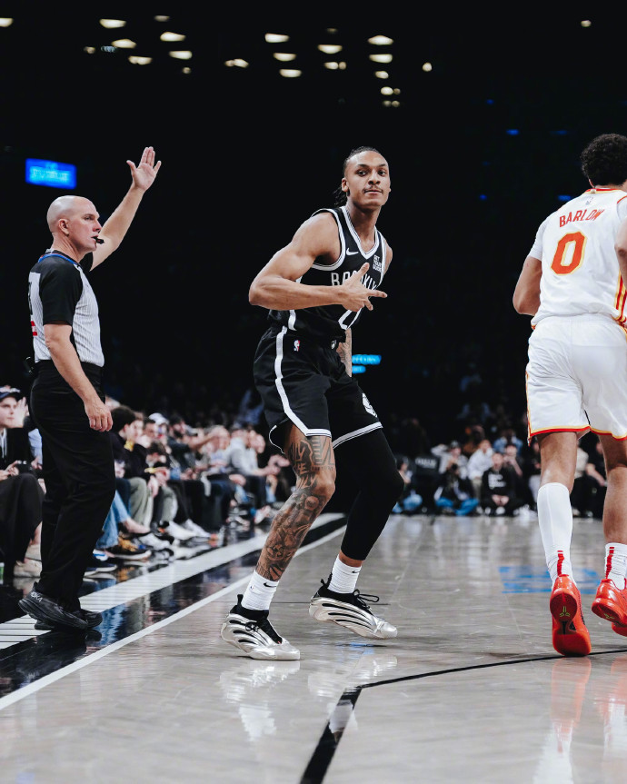 老鹰客场战胜篮网,豪取联赛第一 老鹰客场战胜篮网,豪取联赛第一