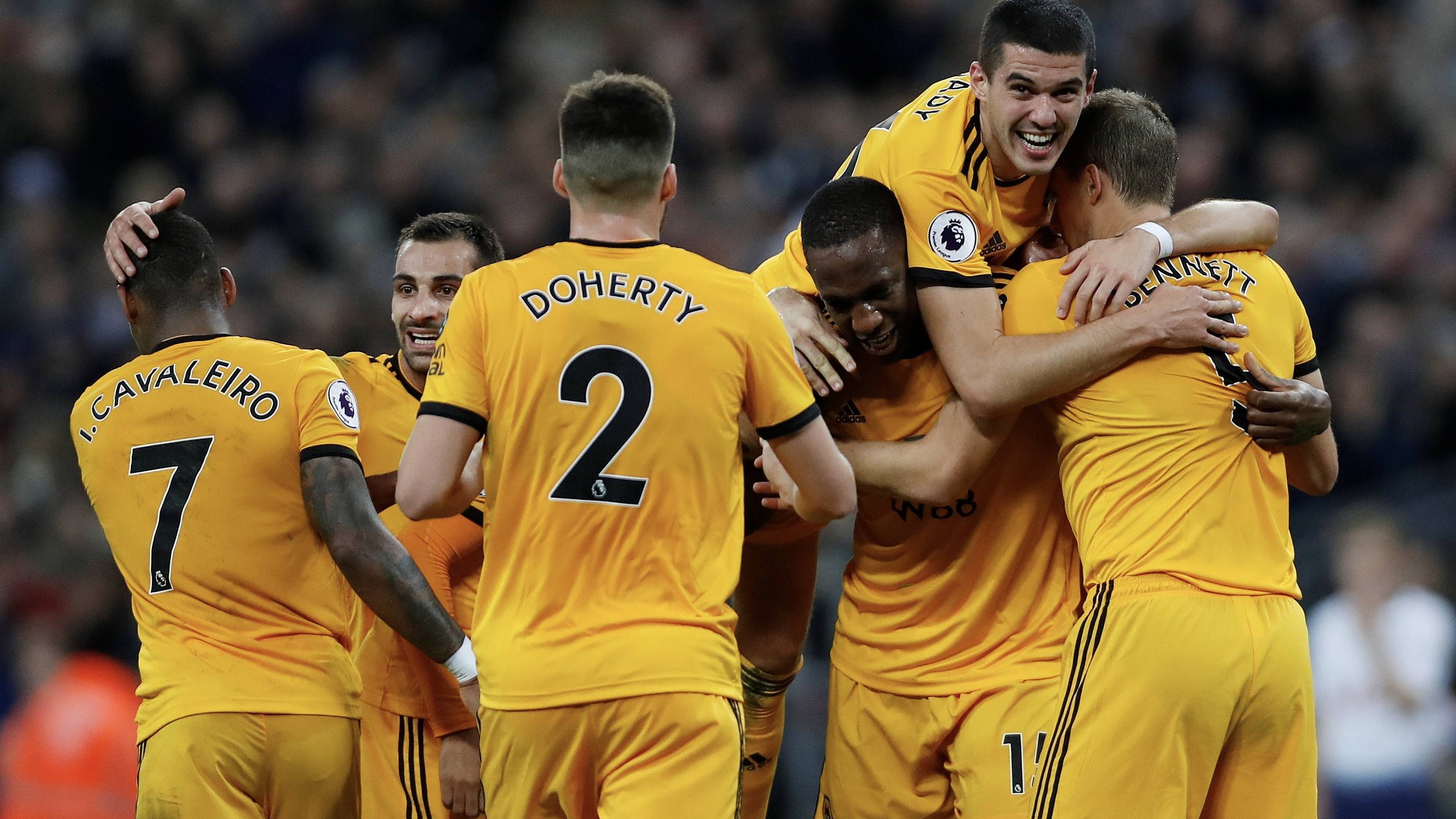 爱体育官方网站-西汉姆联捧杯庆祝，重回胜利轨道