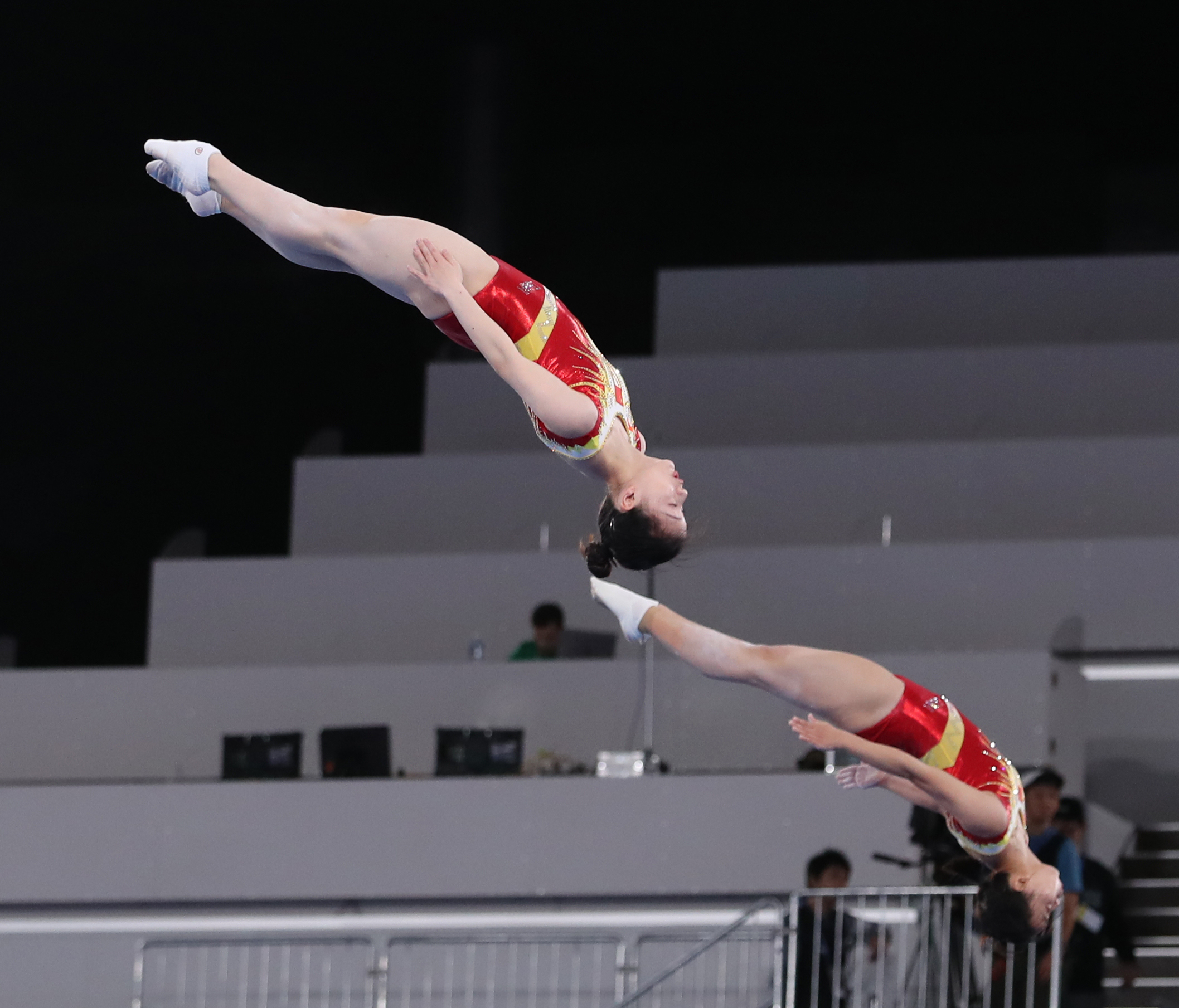 蹦床项目争夺榜首,漂亮动作吸引眼球 蹦床项目争夺榜首,漂亮动作吸引眼球